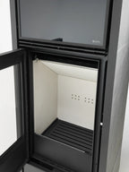 Stufa a legna Swiss Core della marca Klover con design moderno e porta in vetro, ideale per riscaldare ambienti domestici.