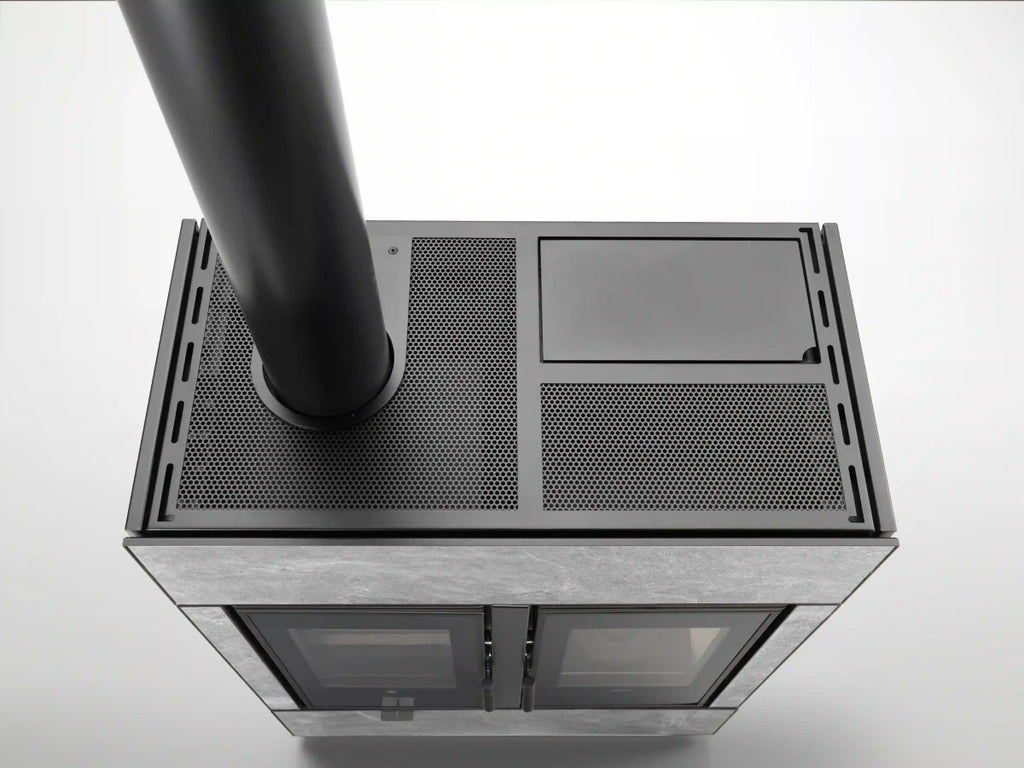 Stufa ibrida Dual Air Gres di Klover con pannello di controllo e vetro frontale, combinazione di legna e pellet.