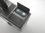 Stufa ibrida a legna e pellet Dual Air di Klover in gres, con porta e pannello di controllo visibili.