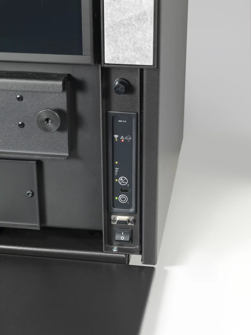 Stufa ibrida Dual Air Gres di Klover, combinazione di legna e pellet, con design moderno e superficie in gres.