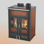 Stufa ibrida Klover Bi-Fire Mid con frontale in vetro e maniglie nere, design moderno e compatto per riscaldamento a legna e pellet