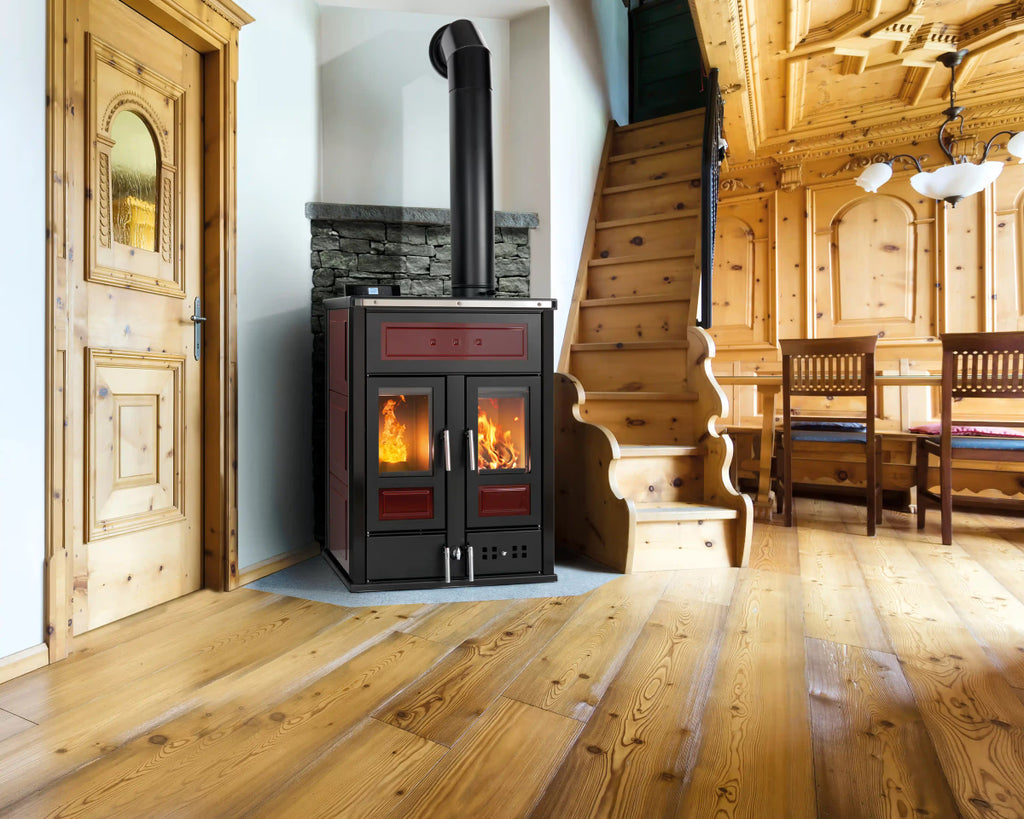 Stufa ibrida Bi-Fire Mid di Klover con combinazione di legna e pellet, con display e design moderno.