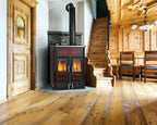 Stufa ibrida Bi-Fire Mid di Klover con combinazione di legna e pellet, con display e design moderno.