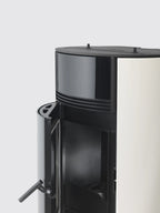 Termostufa a pellet Klover Thermoaura 120s con pannello di controllo digitale e design moderno, vista frontale con pannello di comando