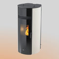 Termostufa a pellet Thermoaura 120s di Klover, vista frontale con pannello di controllo e tubo di scarico.