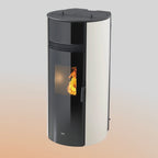 Termostufa a pellet Thermoaura 120s di Klover, vista frontale con pannello di controllo e tubo di scarico.