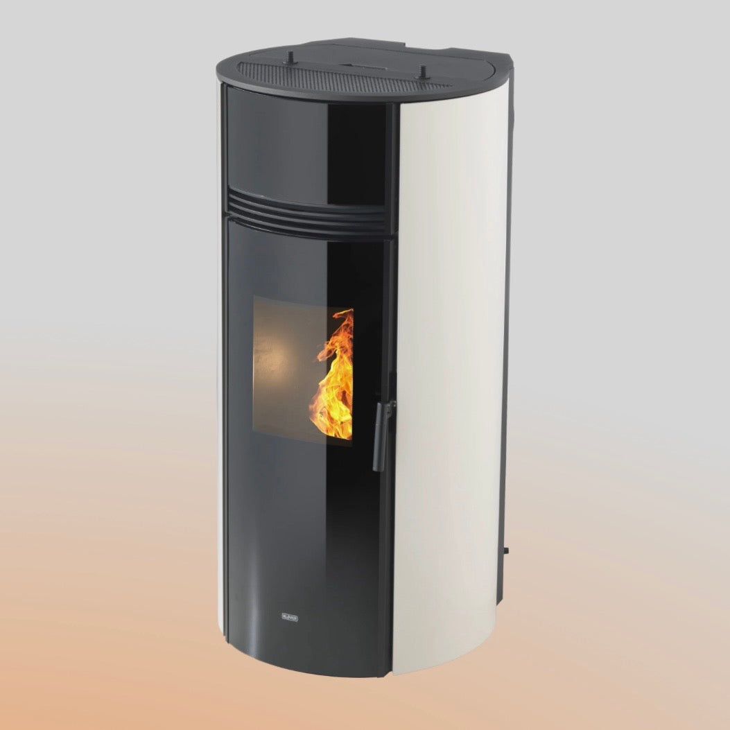 Termostufa a pellet Thermoaura 120s di Klover, vista frontale con pannello di controllo e tubo di scarico.