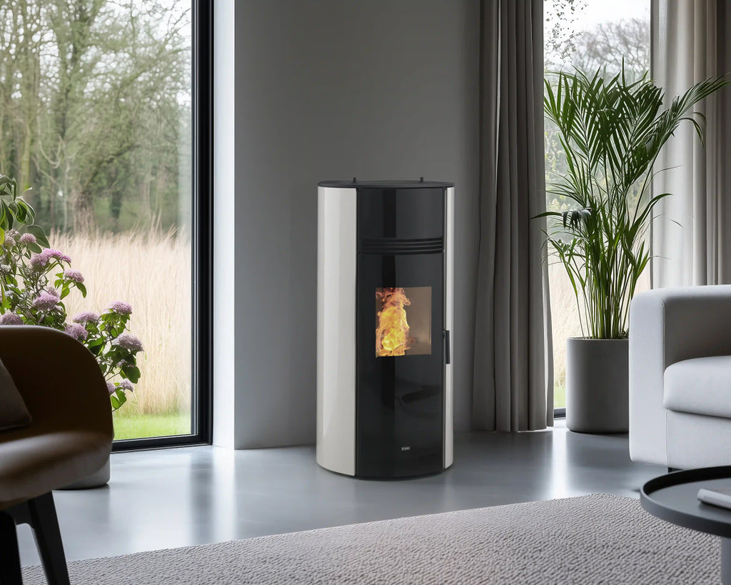 Termostufa a pellet Klover Thermoaura 120s con display digitale e struttura in acciaio, visibile in primo piano.