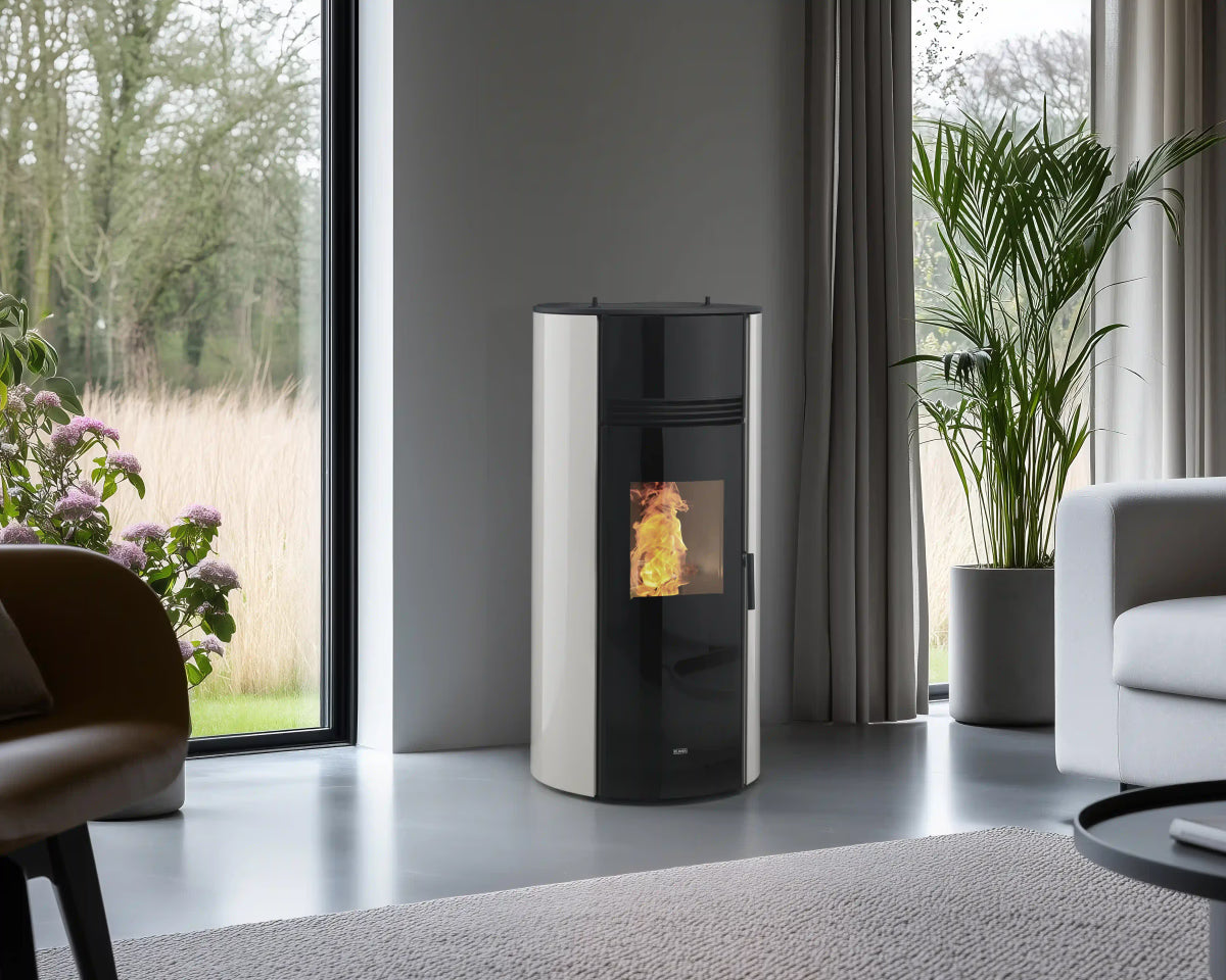 Termostufa a pellet Klover Thermoaura 120s con display digitale e struttura in acciaio, visibile in primo piano.