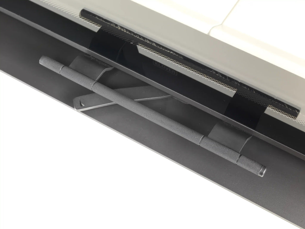 Caminetto a legna Klover ZEUS FRONTAL con porta in vetro e struttura in acciaio, design moderno e funzionale.