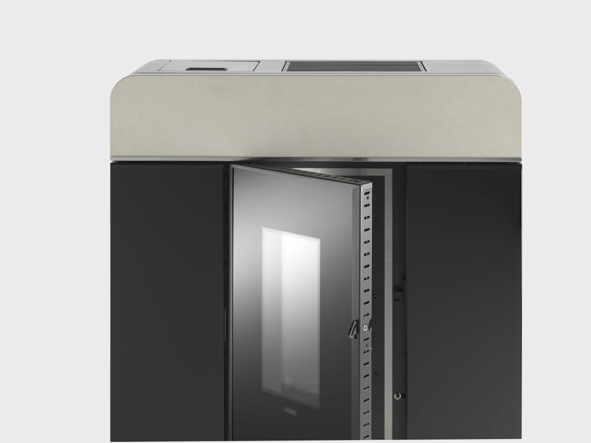 Termostufa a pellet Klover Diva Slim Gres con pannello frontale in gres e porta in vetro, vista frontale e dettagli del design elegante.