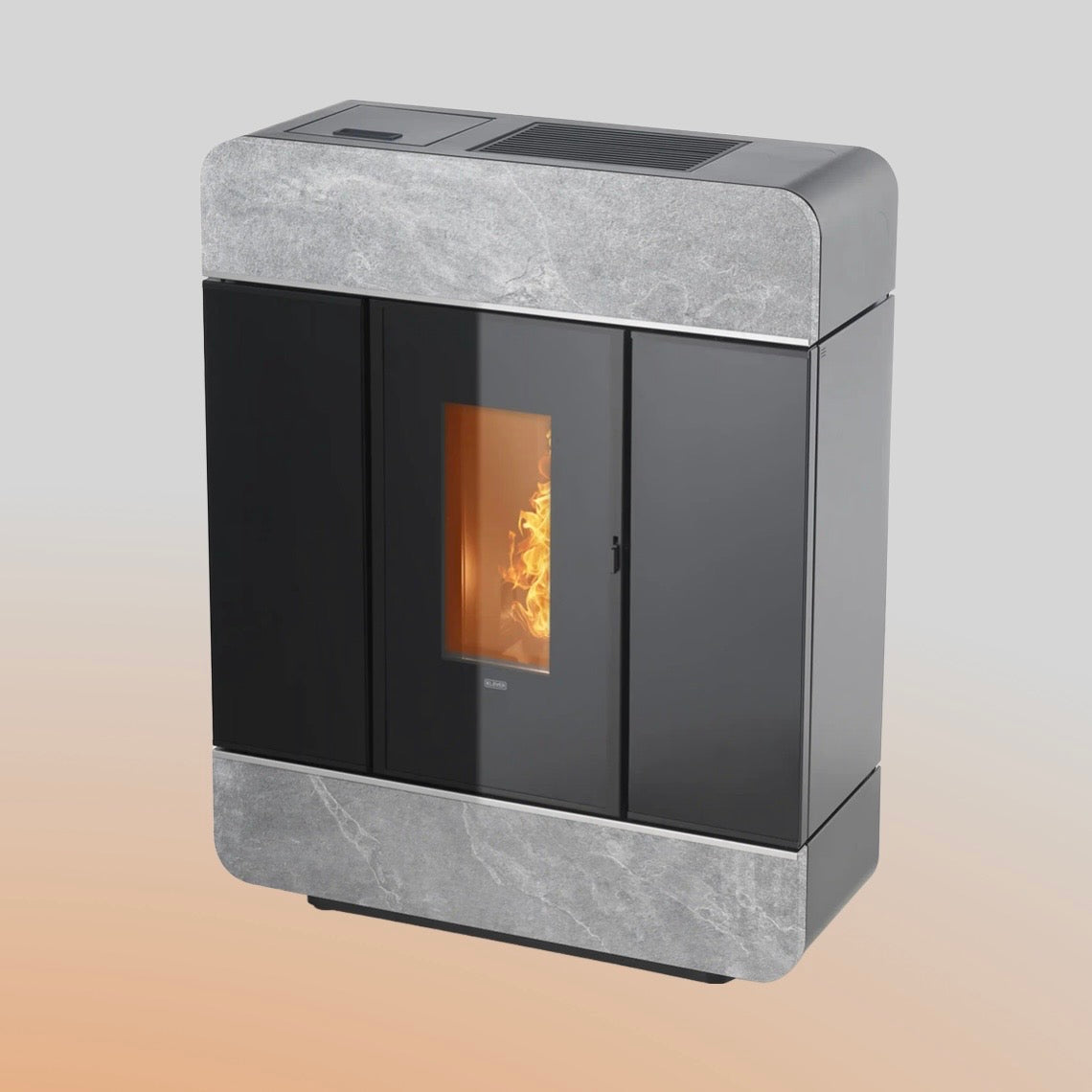 Termostufa a pellet Klover DIVA SLIM con design compatto e moderno, visibile con porta in vetro e pannello di controllo.
