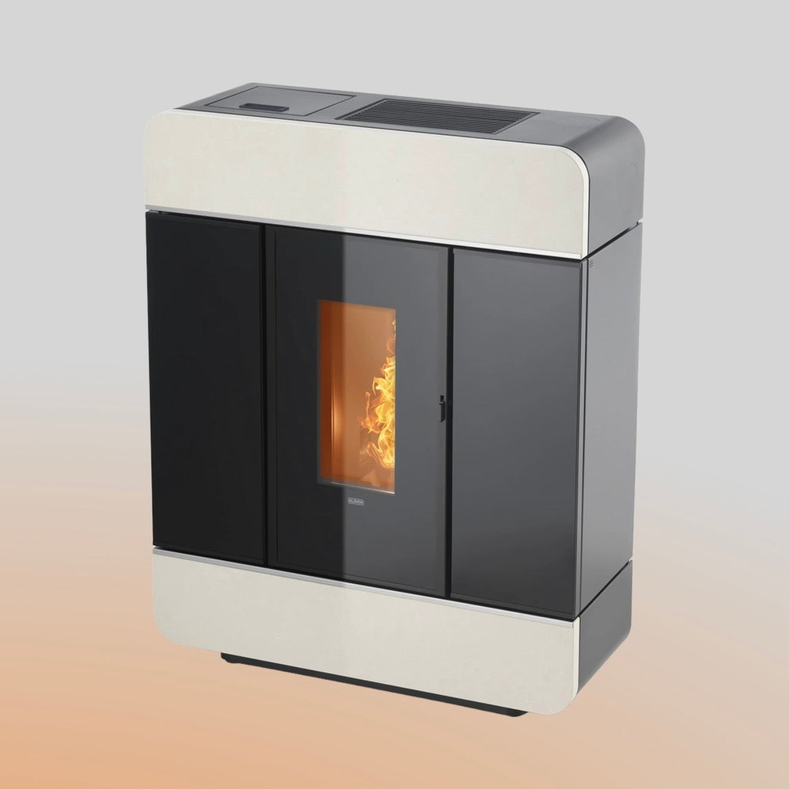 Termostufa a pellet Klover Diva Slim con finitura elegante, visibile con pannello di controllo e uscita fumi sul lato.