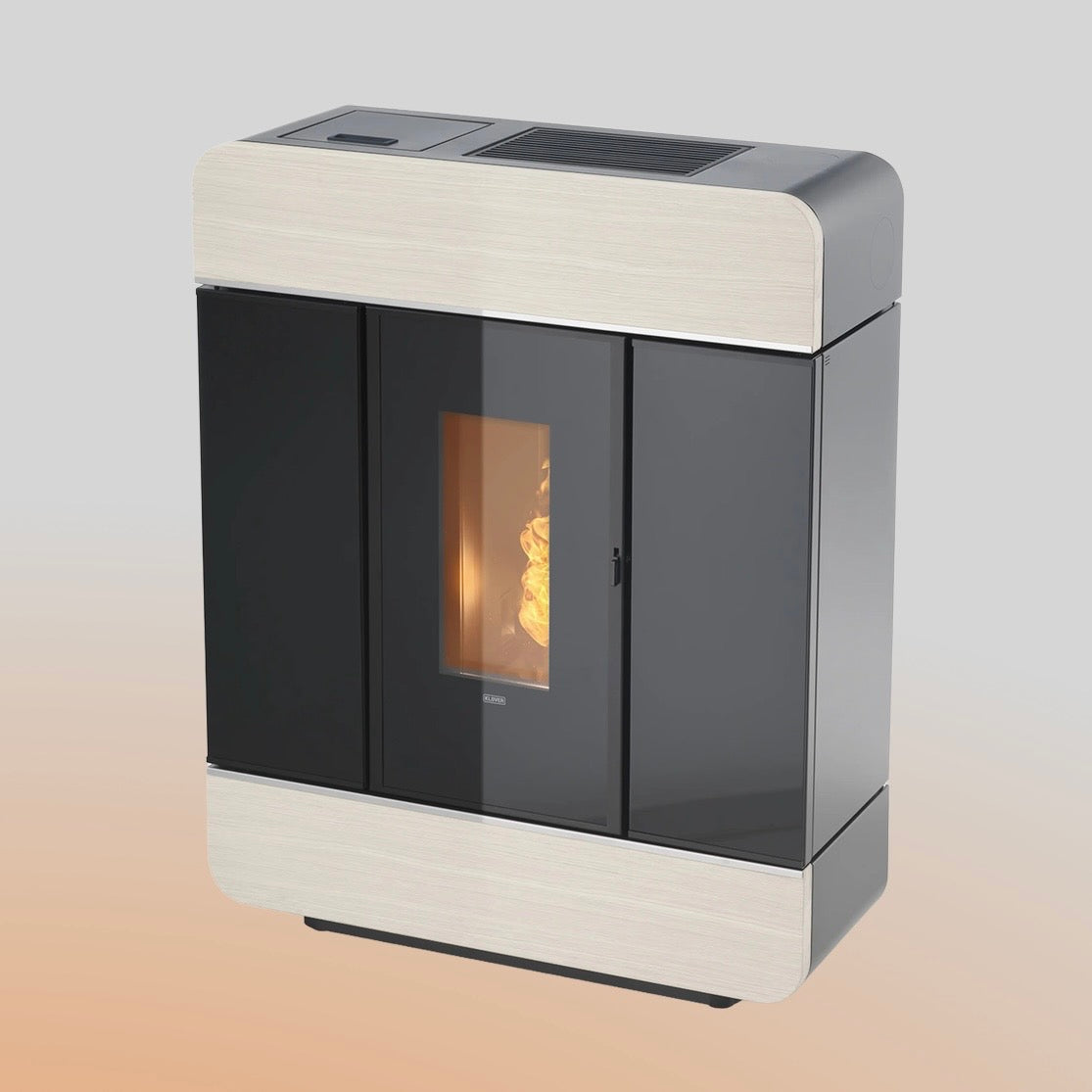 Termostufa a pellet Klover Diva Slim Wood con finitura in legno, design elegante e moderna, vista frontale con porta e pannello di controllo