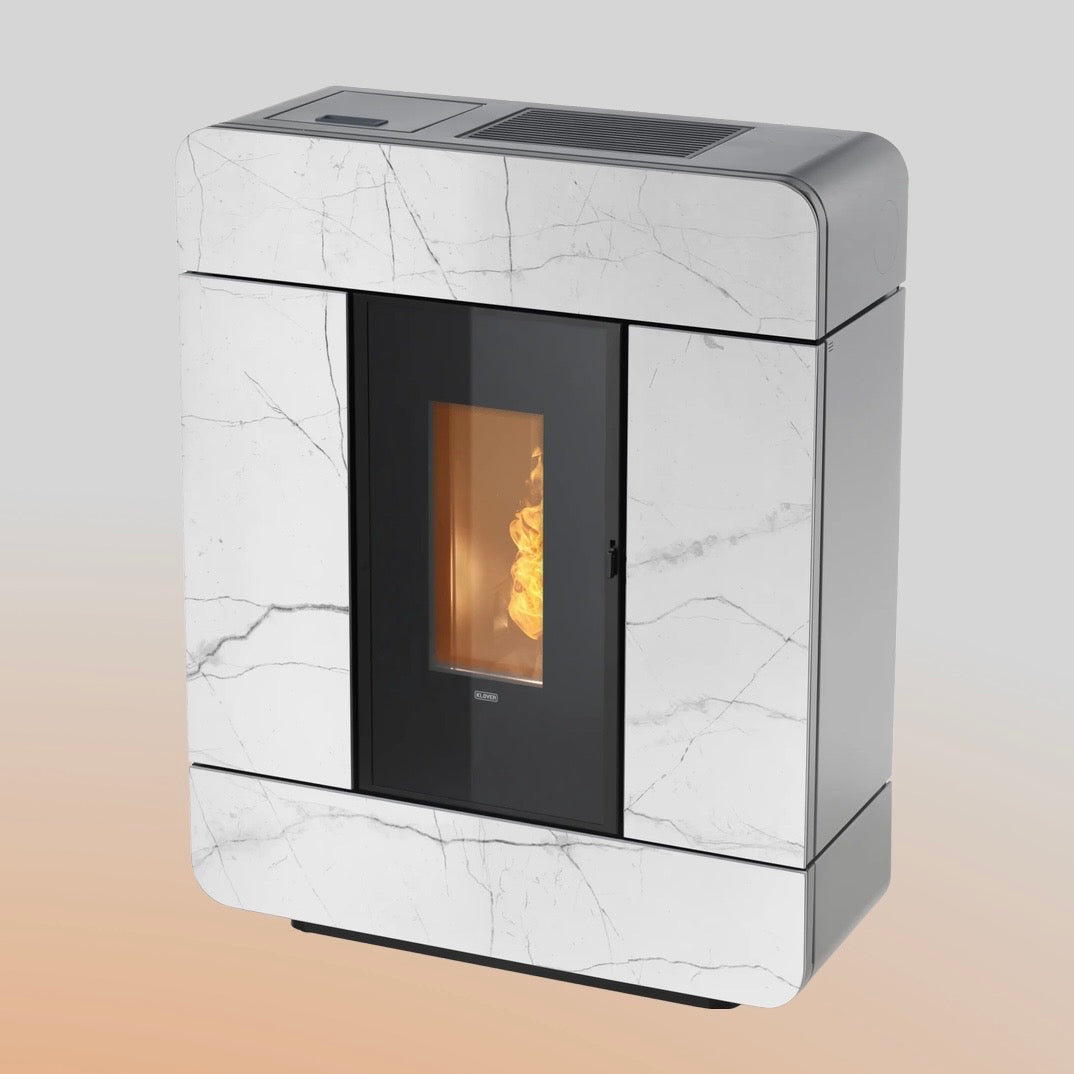Termostufa a pellet Klover Diva Slim Gres con design elegante e superficie in gres, vista frontale con porta e pannello di controllo.