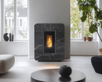 Termostufa a pellet Klover DIVA SLIM GRES con rivestimento elegante, vista frontale con pannello di controllo e uscita fumi.