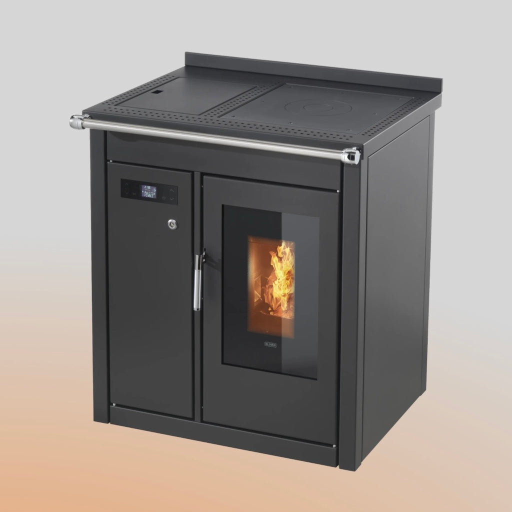 Termostufa a pellet Klover SMART 80 BT con display digitale e design moderno, vista frontale con pannello di controllo.