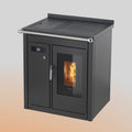 Termostufa a pellet Klover SMART 80 BT con display digitale e design moderno, vista frontale con pannello di controllo.