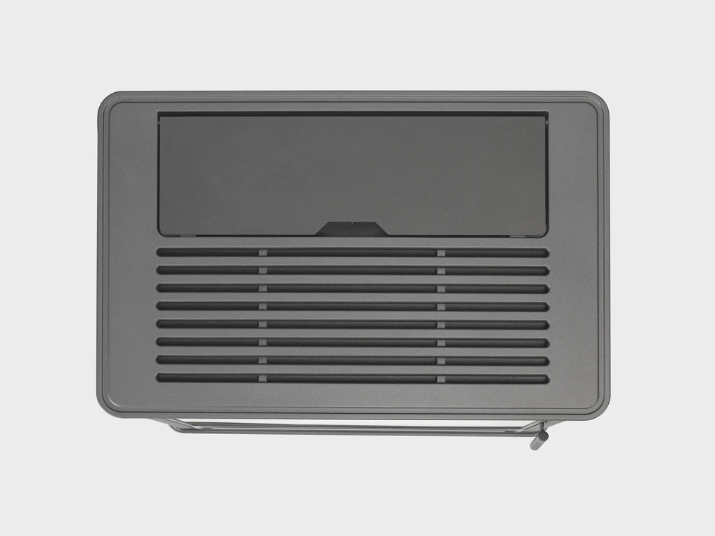 Stufa a pellet Lady Air di Klover con design moderno, vista frontale, in colore nero, con pannello di controllo e uscita fumi.