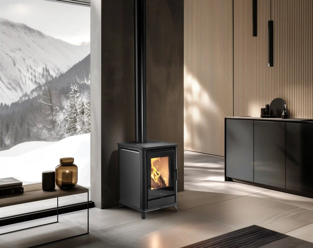 Stufa a legna Miss Wood in acciaio Klover, design moderno e robusto, ideale per riscaldare ambienti domestici.