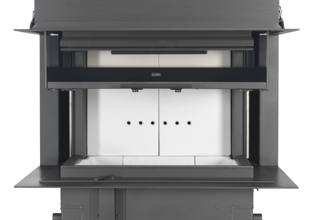Camino a legna Orion 800 di Klover con apertura alta, in acciaio nero e design moderno, visibile con porta aperta.