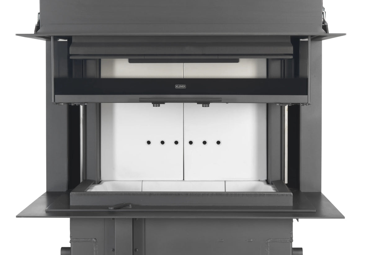 Camino a legna Orion 800 di Klover con apertura alta, in acciaio nero e design moderno, visibile con porta aperta.