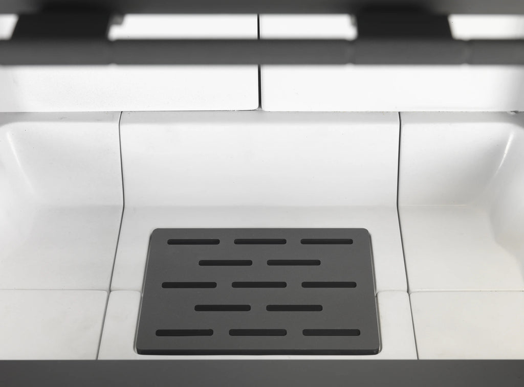 Caminetto a legna Klover Orion 800 con porta in vetro e sistema di raccolta cenere, ideale per riscaldare ambienti domestici.