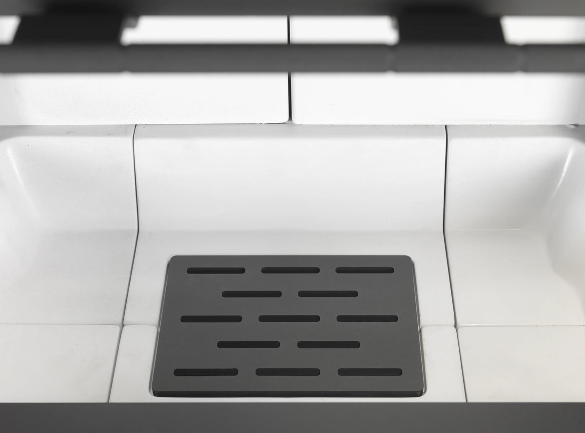 Caminetto a legna Klover Orion 800 con porta in vetro e sistema di raccolta cenere, ideale per riscaldare ambienti domestici.