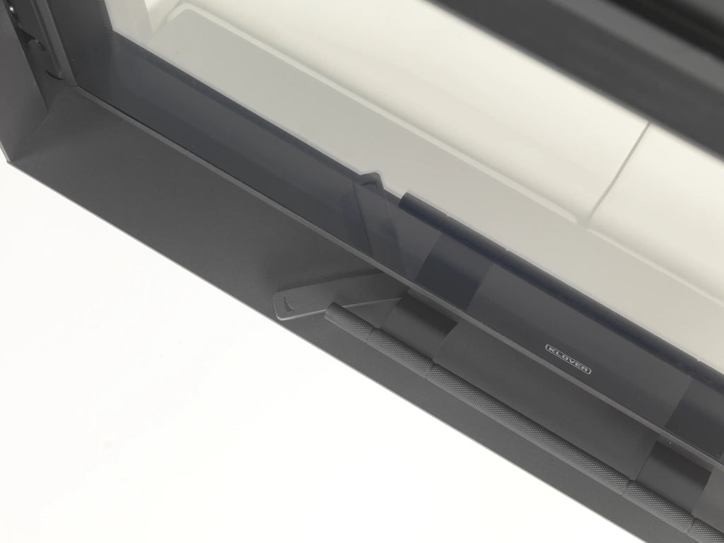 Caminetto a legna Orion Corner L di Klover, angolare in stile moderno con porta in vetro e struttura in acciaio nero.