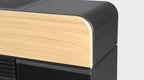 Stufa a pellet Diva Slim Air 100S WOOD di Klover, con design moderno e finitura in legno, visibile sullo schermo.