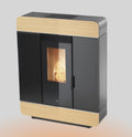 Stufa a pellet Klover Diva Slim Air 100S WOOD con design elegante e finitura in legno, visibile in primo piano nell'immagine.