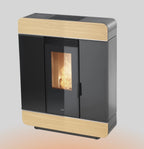 Stufa a pellet Klover Diva Slim Air 100S WOOD con design elegante e finitura in legno, visibile in primo piano nell'immagine.