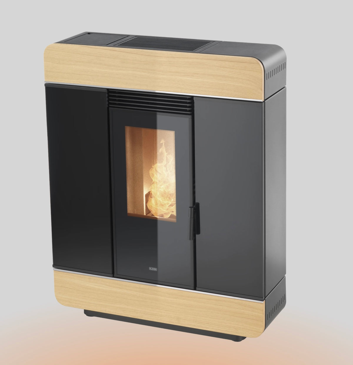 Stufa a pellet Klover Diva Slim Air 100S WOOD con design elegante e finitura in legno, visibile in primo piano nell'immagine.