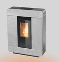 Stufa a pellet Klover Diva Slim Air 100S in pietra, design compatto e moderno con dettagli eleganti.