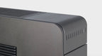 Stufa a pellet Klover Astra 100S con display digitale, vista frontale con porta e dettagli del sistema di riscaldamento
