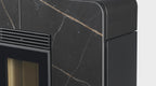 Stufa a pellet Astra 100S Gres di Klover, con rivestimento in gres e display digitale, vista frontale della stufa.