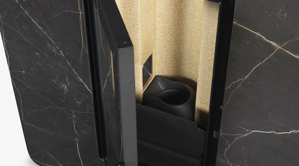 Stufa a pellet Astra 100S Gres di Klover, vista frontale con pannello di controllo e rivestimento in gres elegante