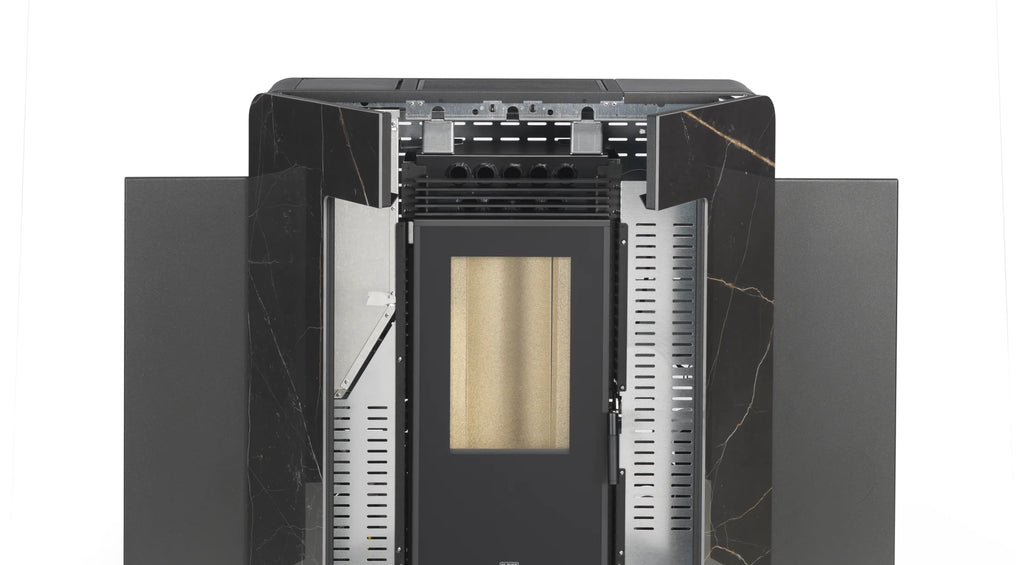 Stufa a pellet Astra 100S Gres di Klover, con display digitale e design moderno, visibile in immagine.