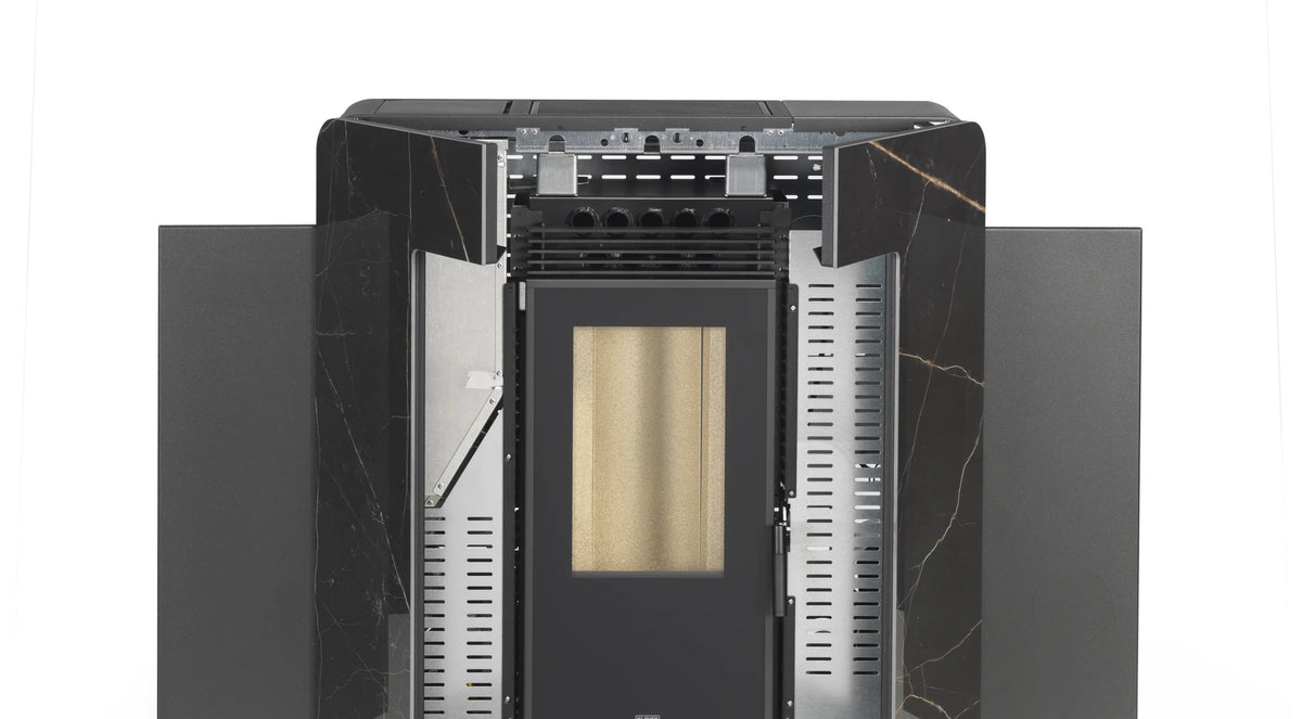 Stufa a pellet Astra 100S Gres di Klover, con display digitale e design moderno, visibile in immagine.