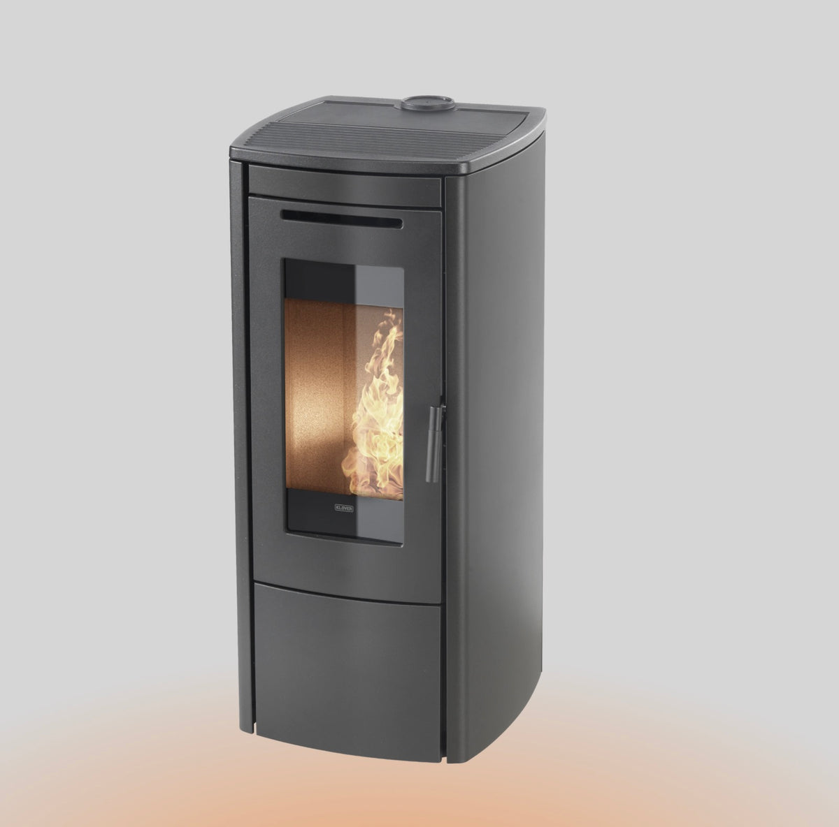 Stufa a pellet Soft 8S di Klover, vista frontale con display digitale e design elegante in ambiente domestico