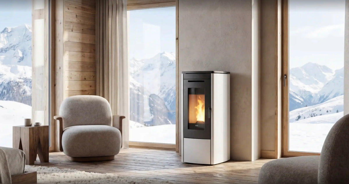 Stufa a pellet Soft 8S della marca Klover, vista frontale con pannello di controllo e design moderno.
