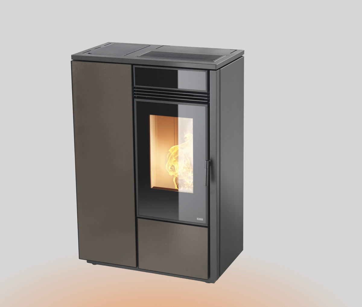 Stufa a pellet verticale Klover 10S con display digitale e design moderno, ideale per riscaldare ambienti domestici.