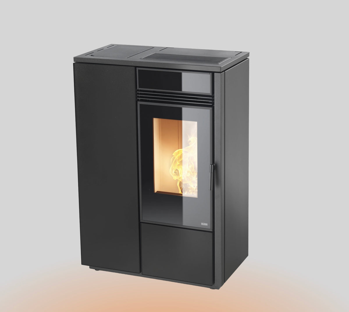 Stufa a pellet verticale Klover 10S, con design moderno e display digitale, vista frontale con accensione e controllo.