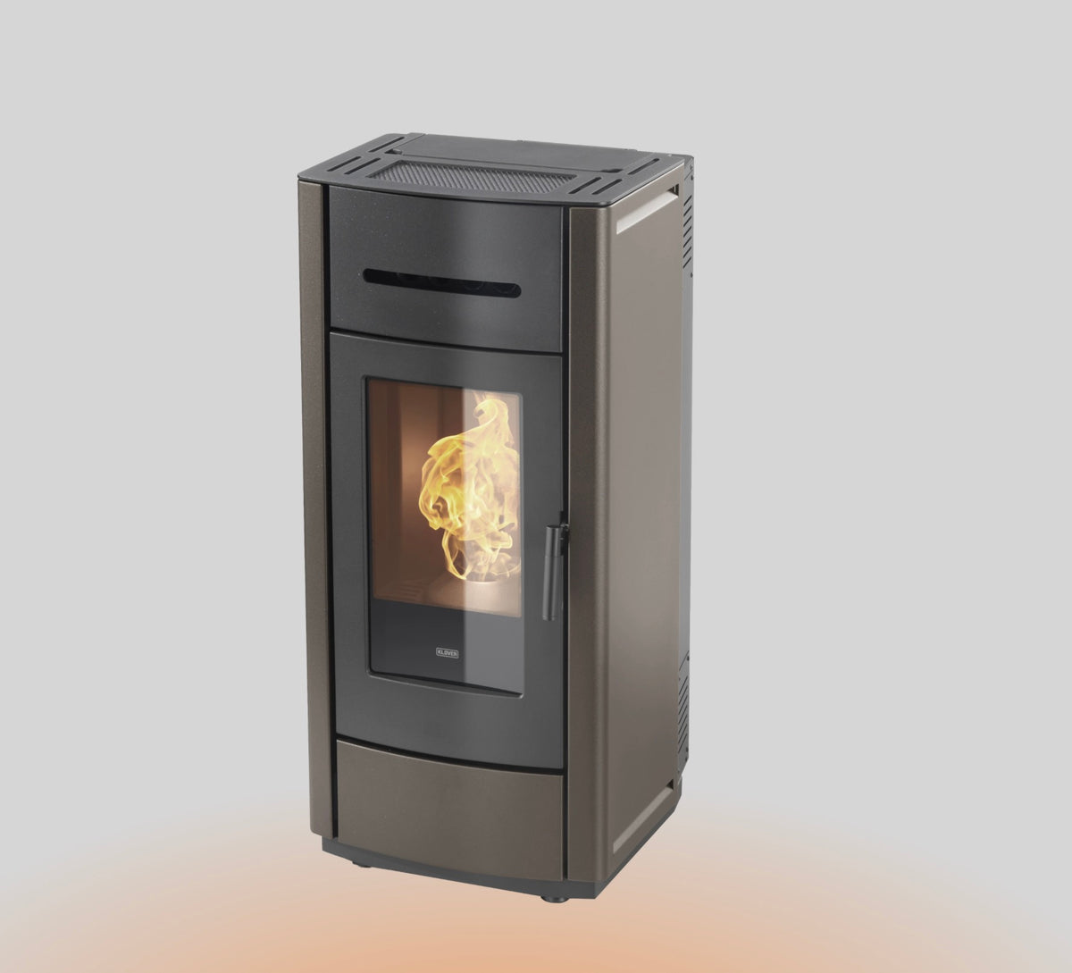 Stufa a pellet Klover Kros 80S con display digitale e design compatto, vista frontale con porta e pannello di controllo.