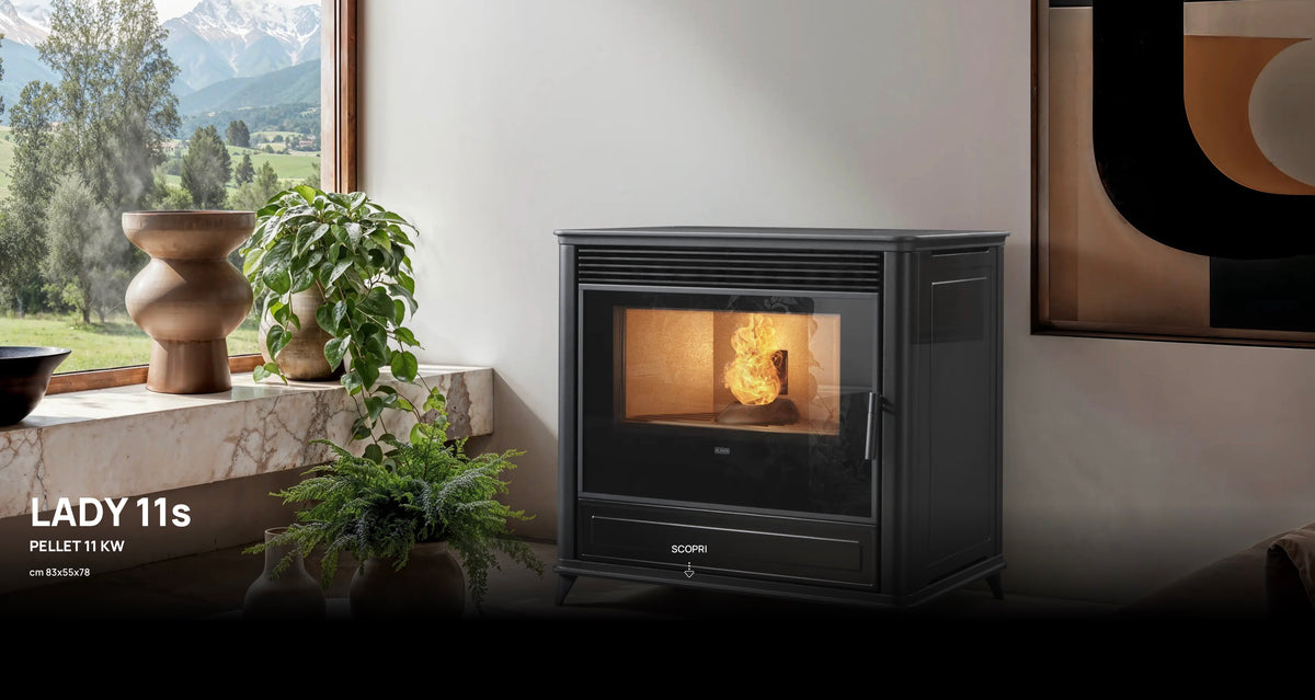 Stufa a pellet Lady Air di Klover, vista frontale con display digitale e design moderno in ambiente domestico.