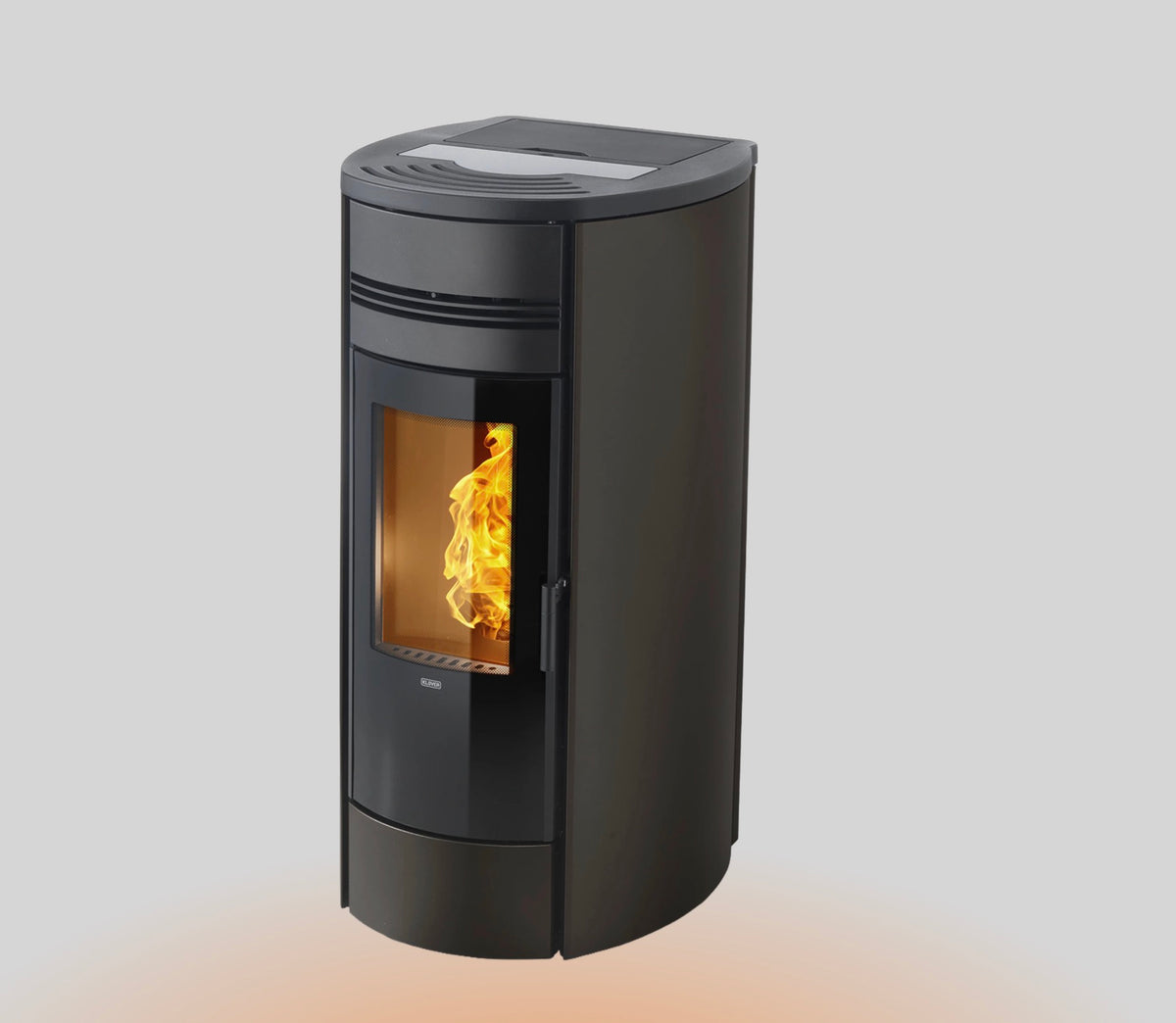 Termostufa a pellet Klover Style 21 con display digitale e design moderno, mostrata in immagine.