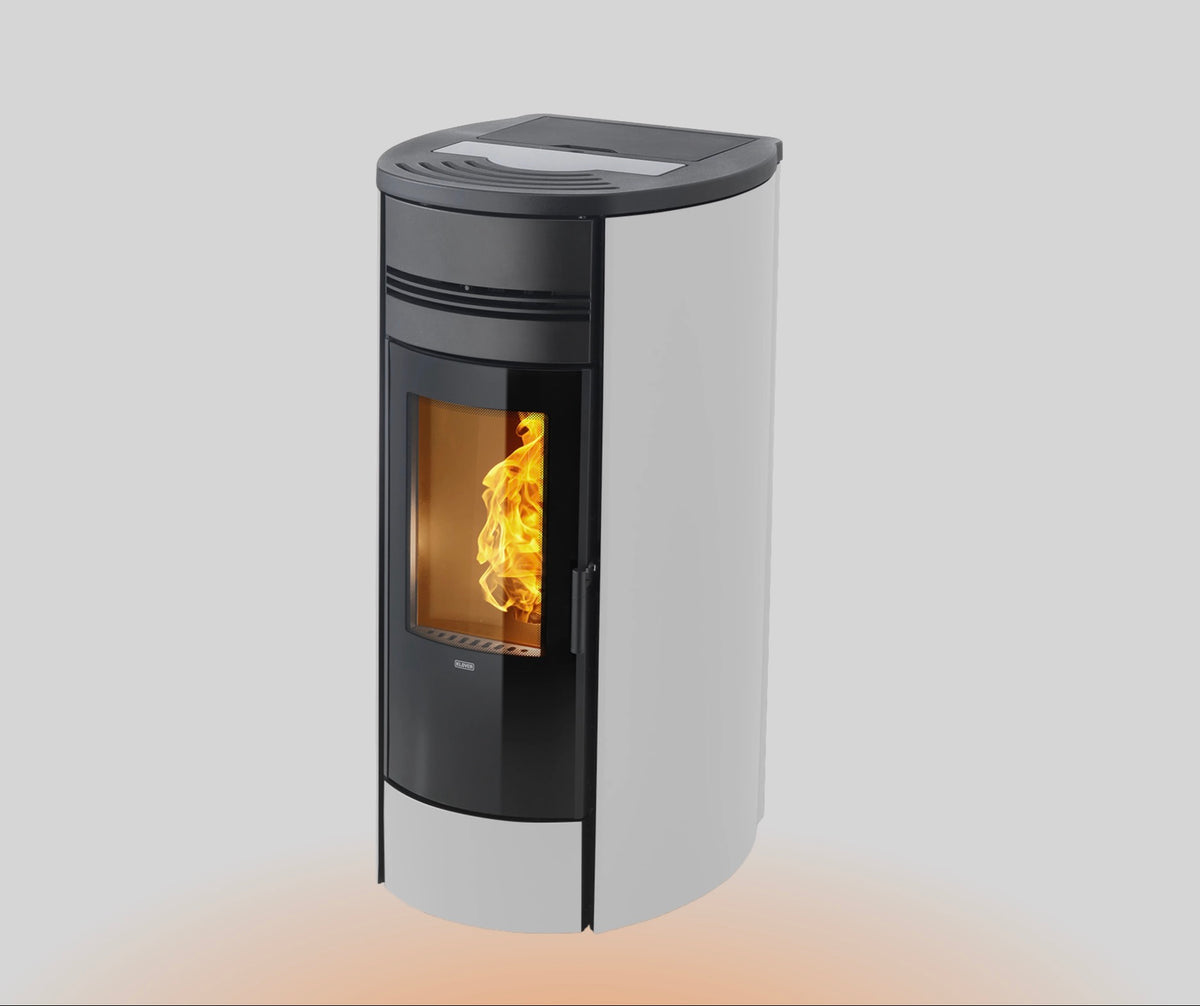 Termostufa a pellet Klover Style 21 con display digitale e design moderno, visibile in primo piano nell'immagine.