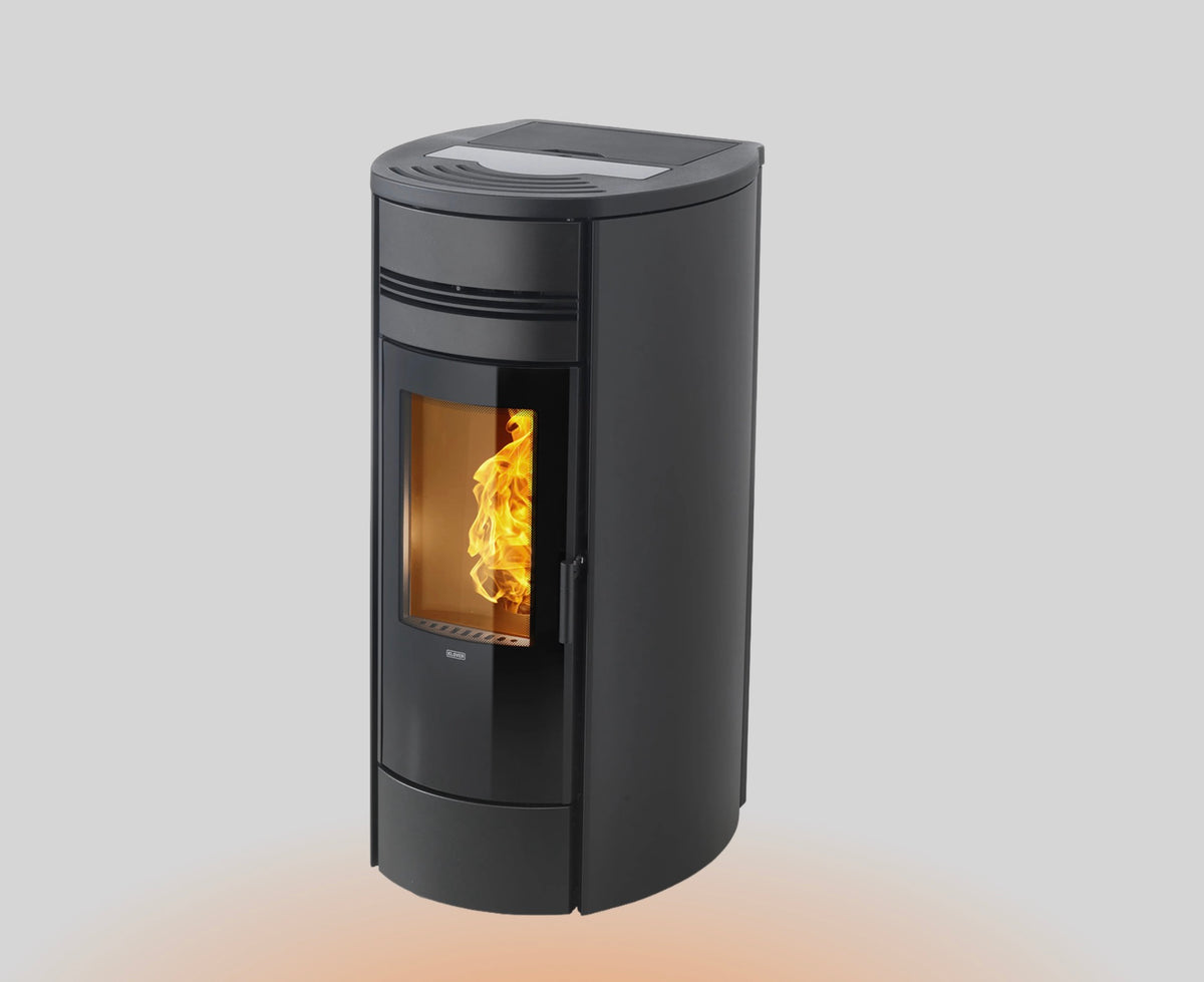 Termostufa a pellet Klover Style 21, vista frontale con porta in vetro e display digitale.