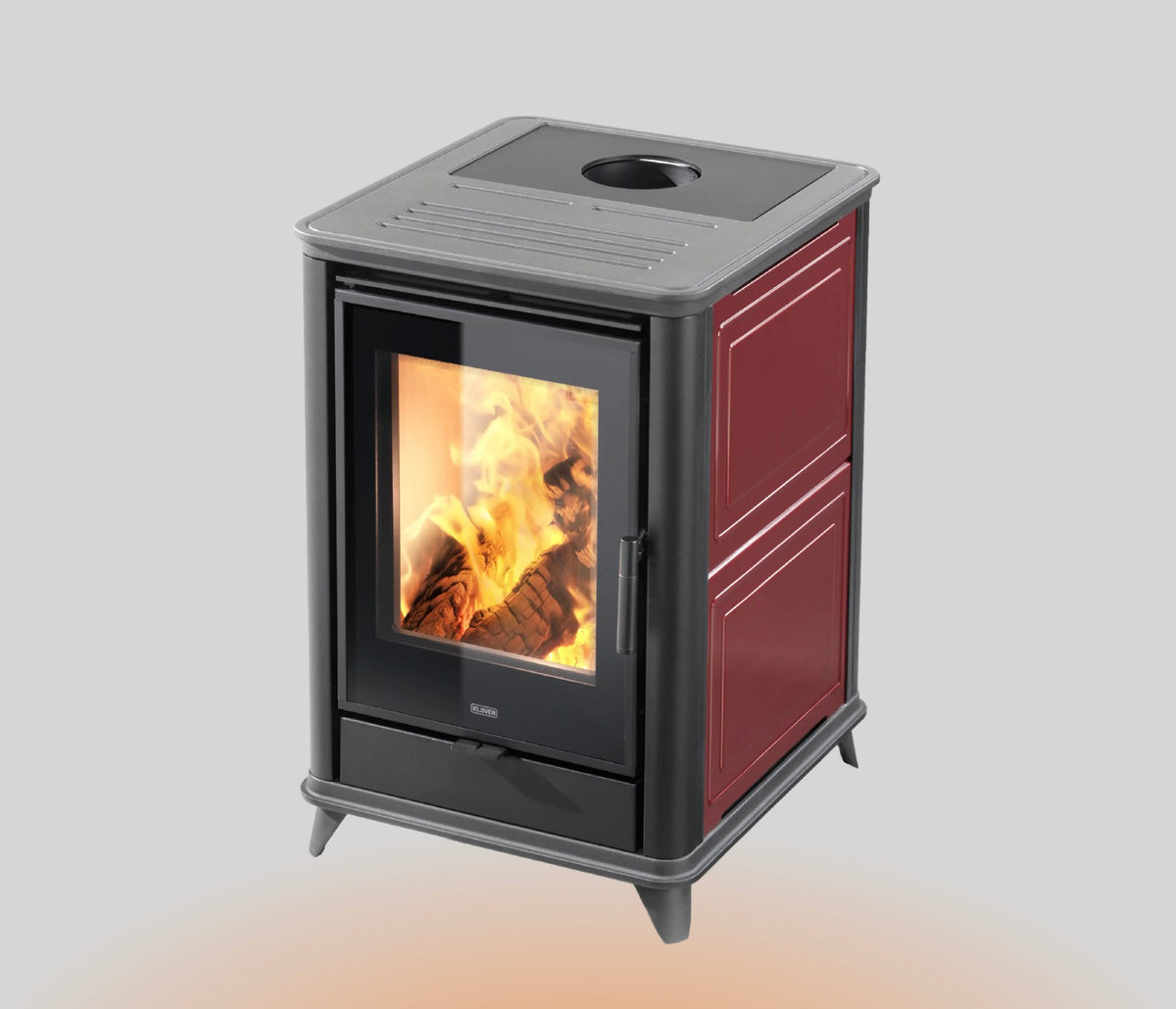 Stufa a legna Miss Wood Plus Klover con porta in vetro e finiture in metallo, ideale per riscaldare gli ambienti domestici.
