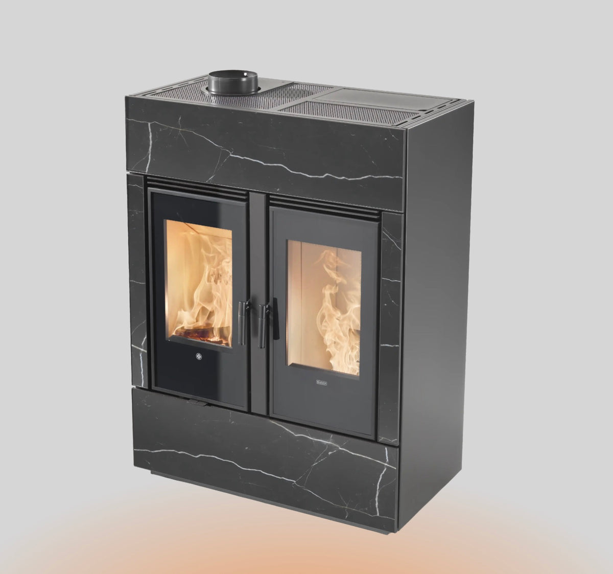 Stufa ibrida Klover Dual 10s con design moderno, combinazione di legna e pellet, visibile con display digitale e pannello di controllo